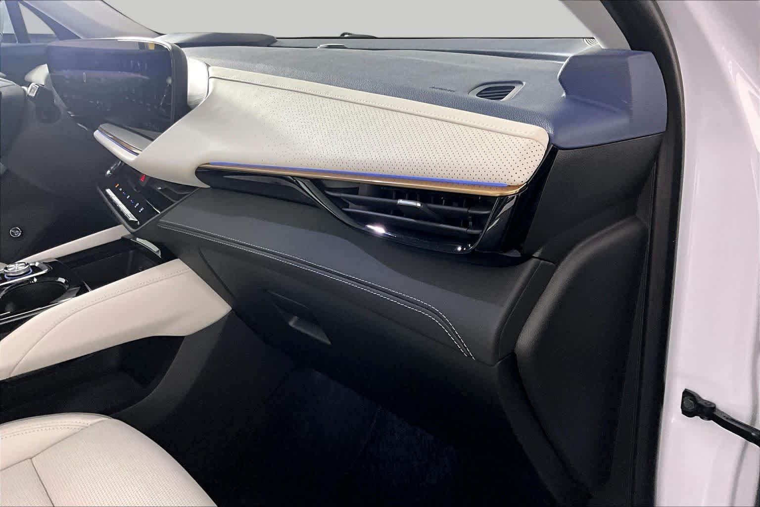 Used 2025 Iridescent White Tricoat Buick Avenir image 18