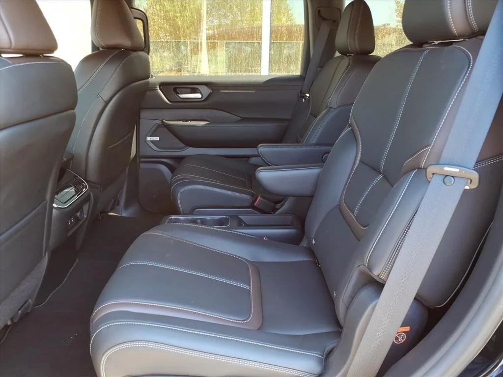 2025 Nissan Armada SL - Photo 25
