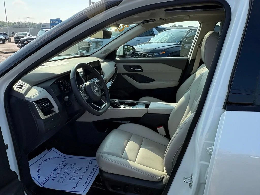 Used 2023  Nissan SL image 12