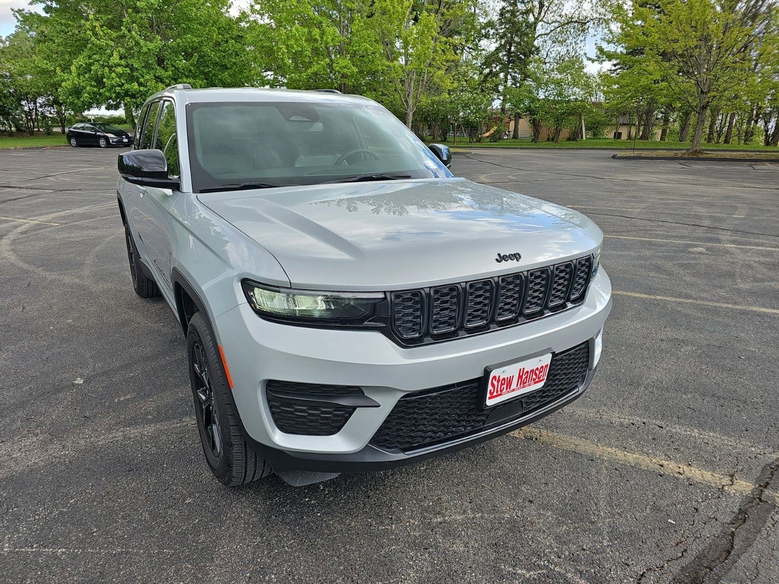 Certified Used 2024 Silver Zynith Jeep Altitude image 7