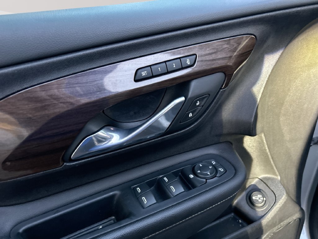 Used 2019 Silver GMC Denali image 27