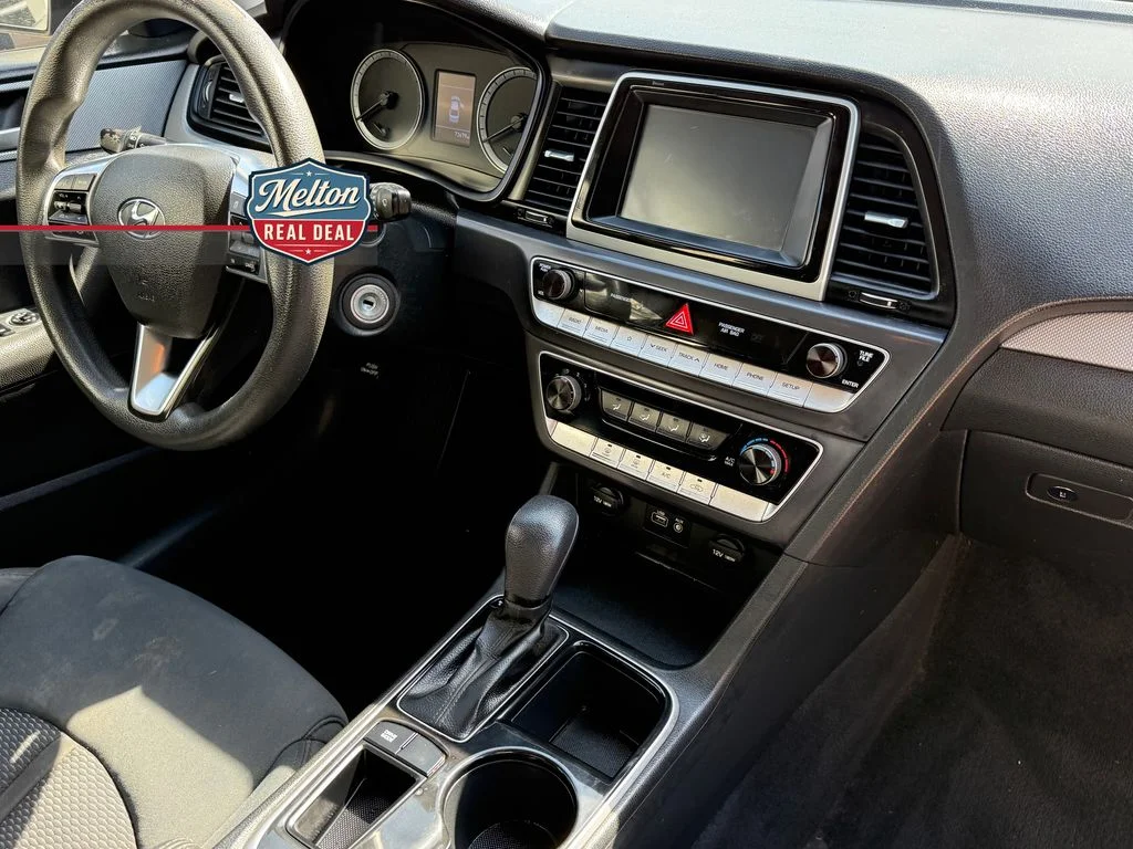 Used 2018 Black Hyundai SE image 3