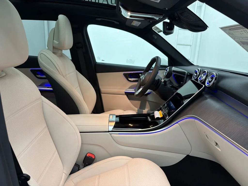 New 2027 White Mercedes-Benz GLC 300 image 31