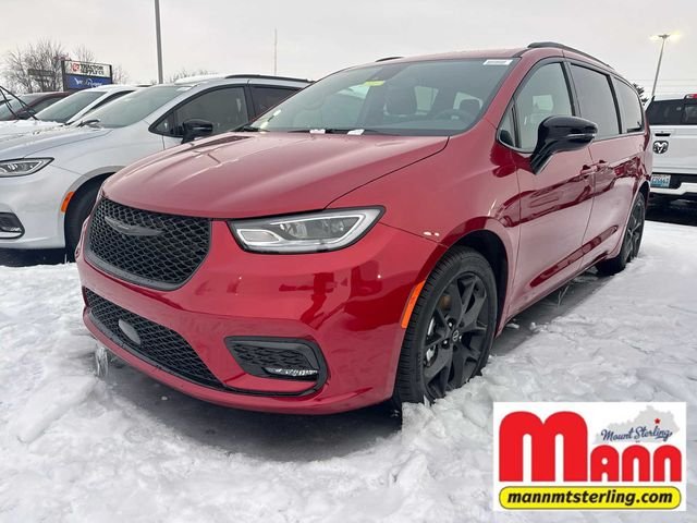 2026 Chrysler Pacifica Select's photo