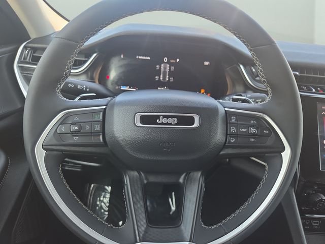 Used 2023 Velvet Jeep Laredo image 22