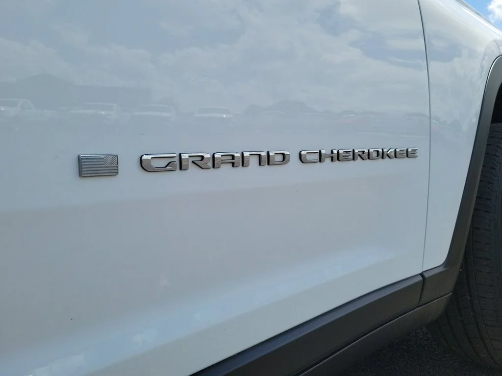 Used 2023 White Jeep Limited 4x4 image 32