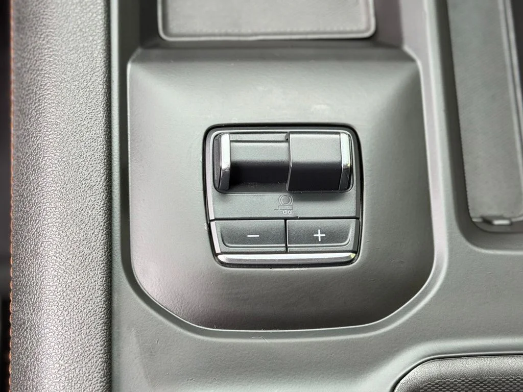 Used 2025 Silver GMC Denali image 24