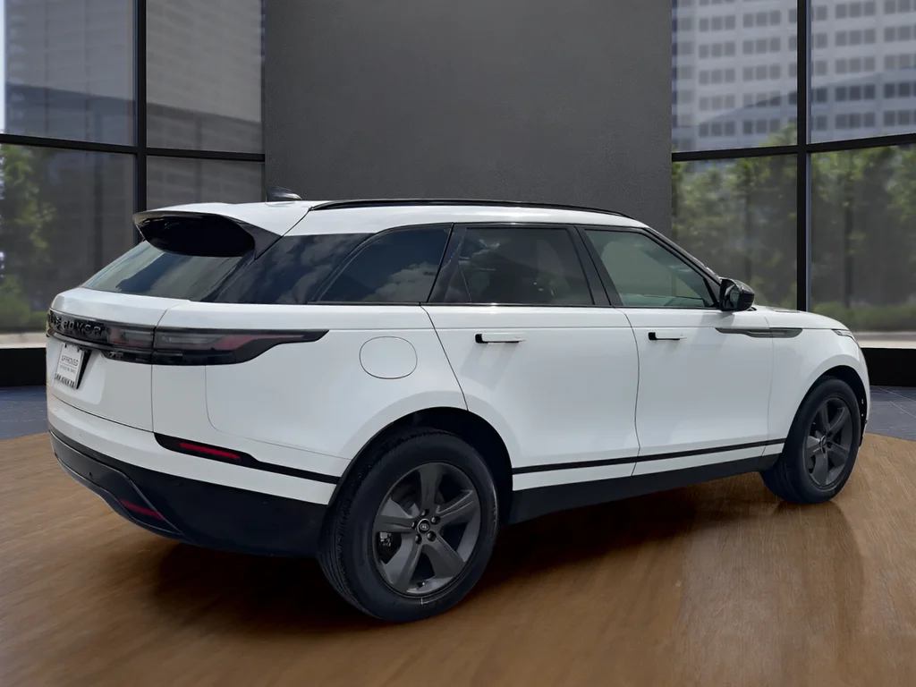 Used 2025  Land Rover Dynamic SE image 5