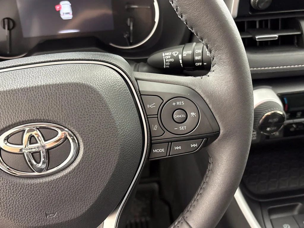 Used 2025 Silver Toyota XLE Premium image 31