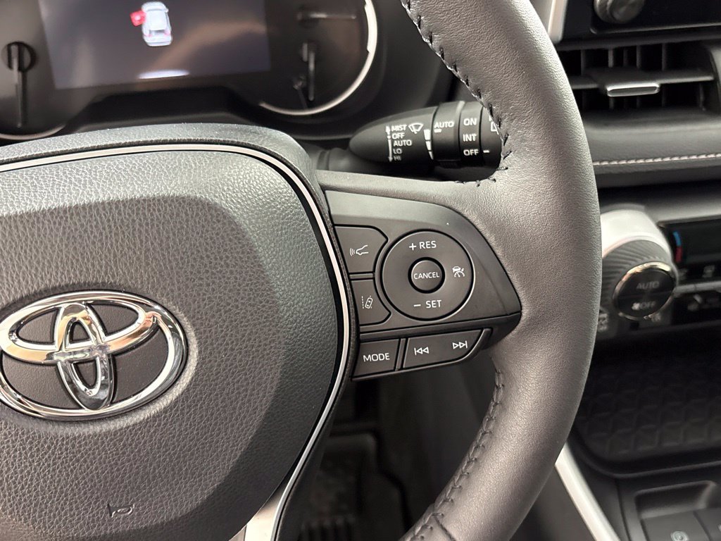 Used 2025 Silver Toyota XLE Premium image 31