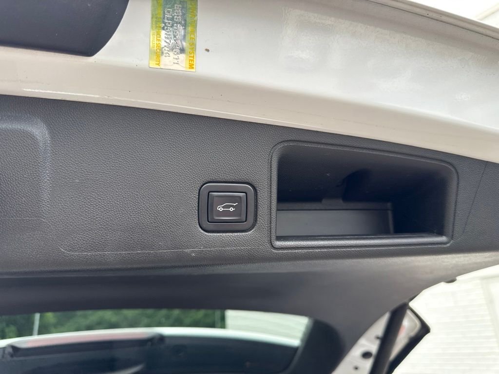 Used 2022 White GMC Denali image 14
