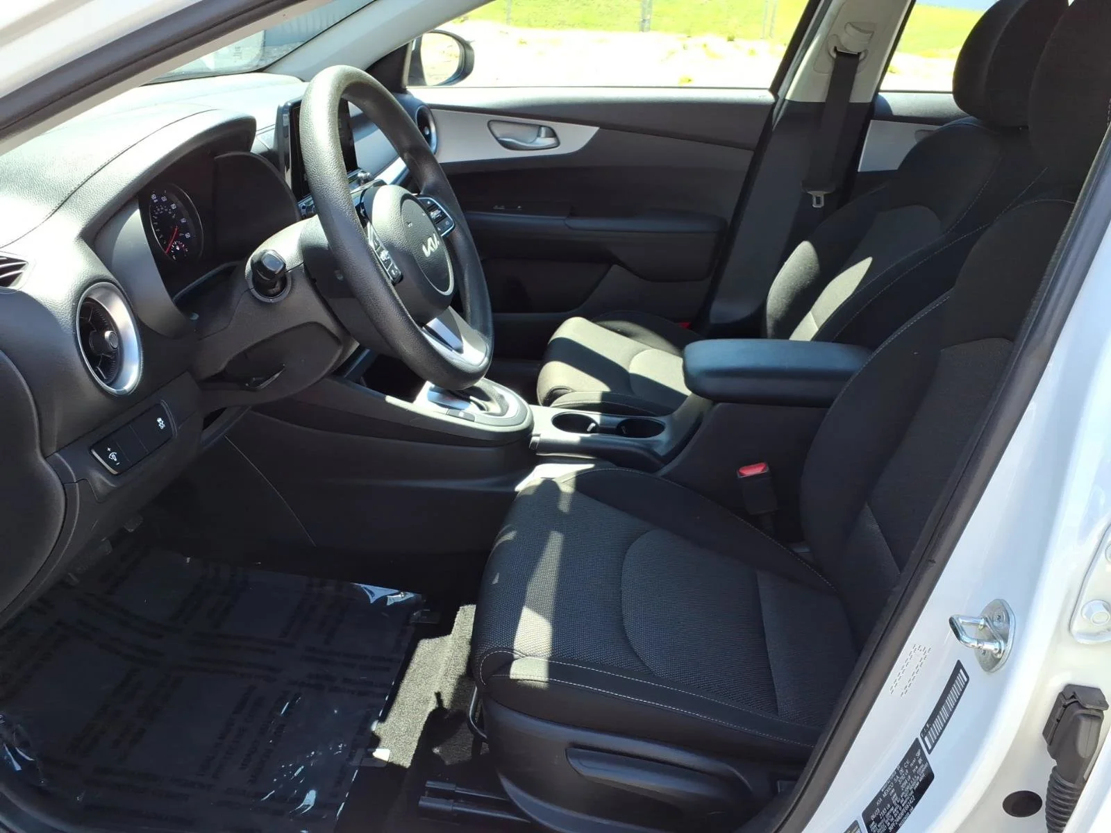 Used 2023 Snow White Pearl Kia LXS image 4