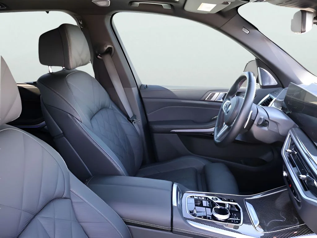 Used 2025 Black BMW M60i image 10