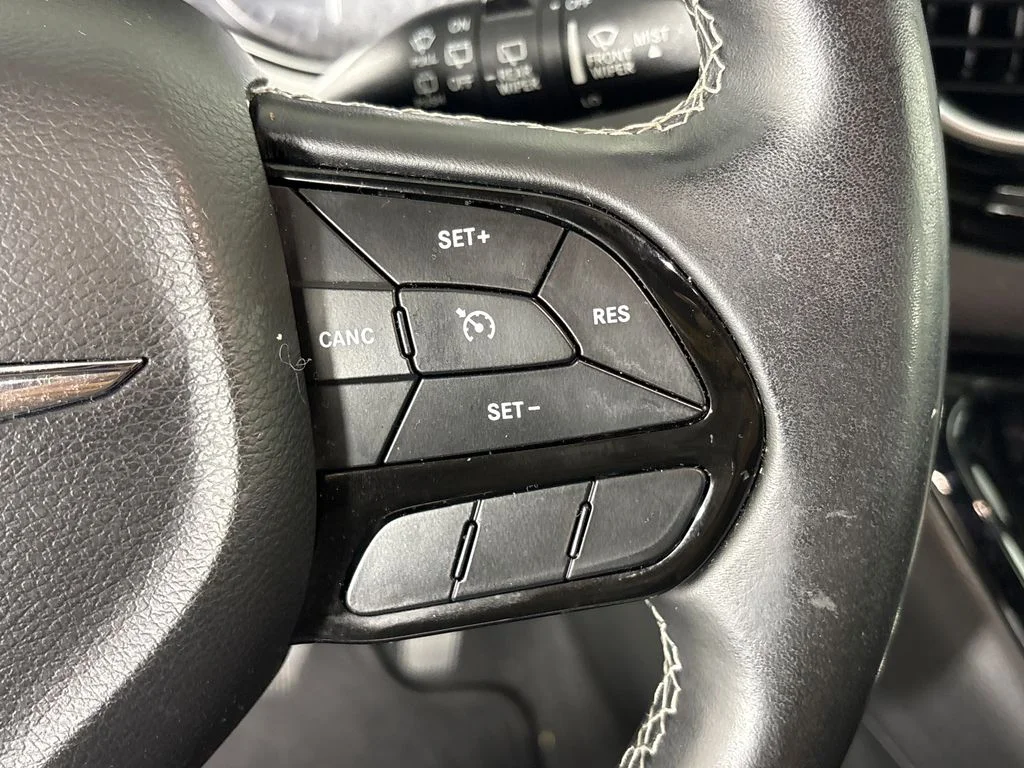 Used 2018 Silver Chrysler Touring Plus image 15