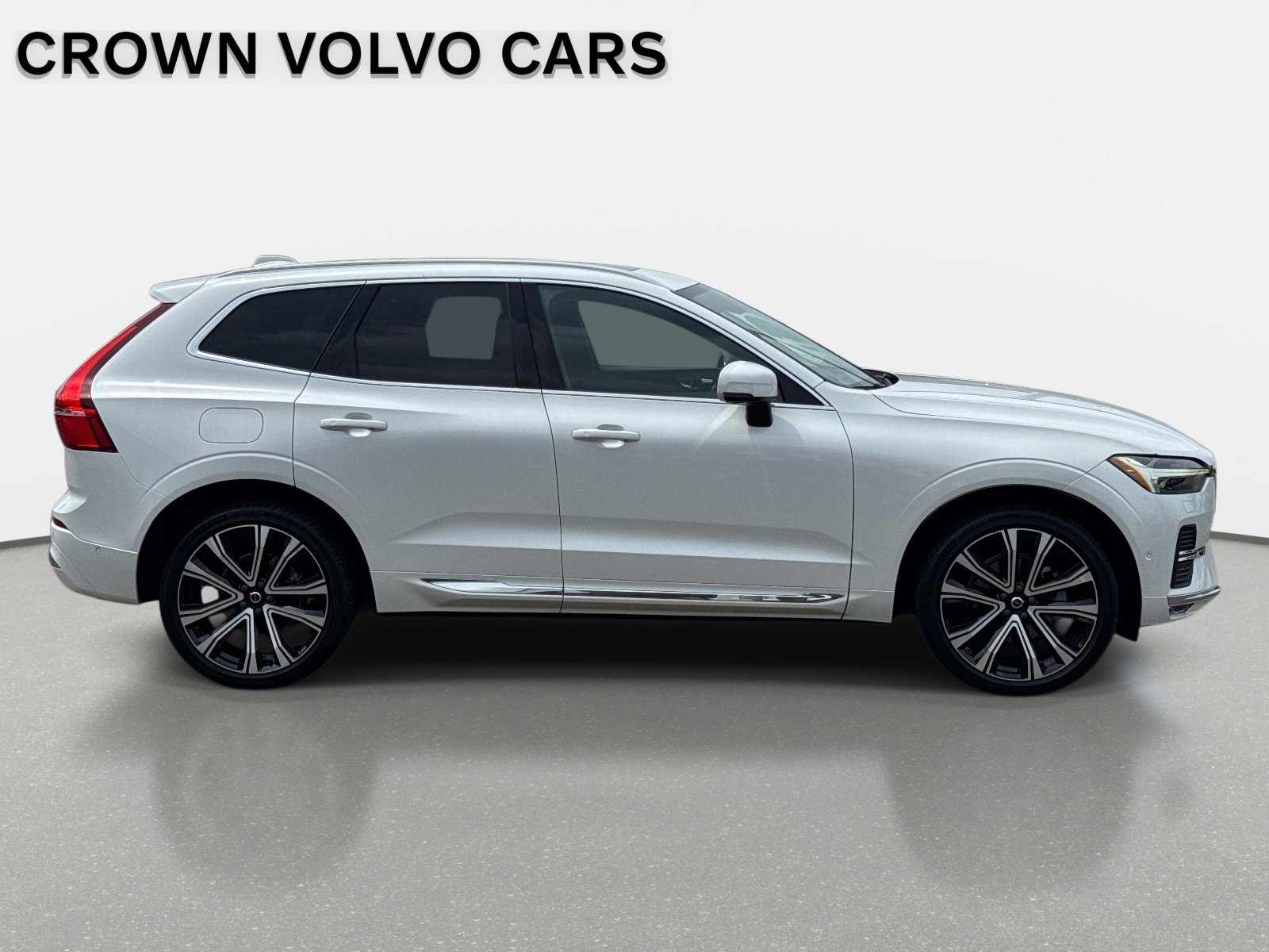 Used 2023 Crystal White Volvo Ultimate Bright Theme image 4
