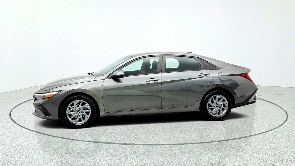 Used 2024 Amazon Gray Hyundai SEL IVT image 8