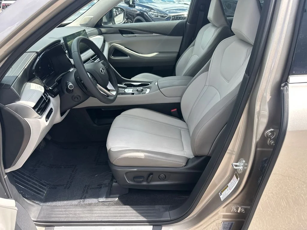 Used 2026 Silver INFINITI LUXE image 9