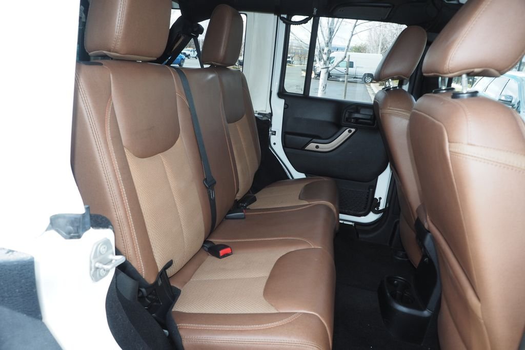 Used 2017 White Jeep Unlimited Sahara image 18