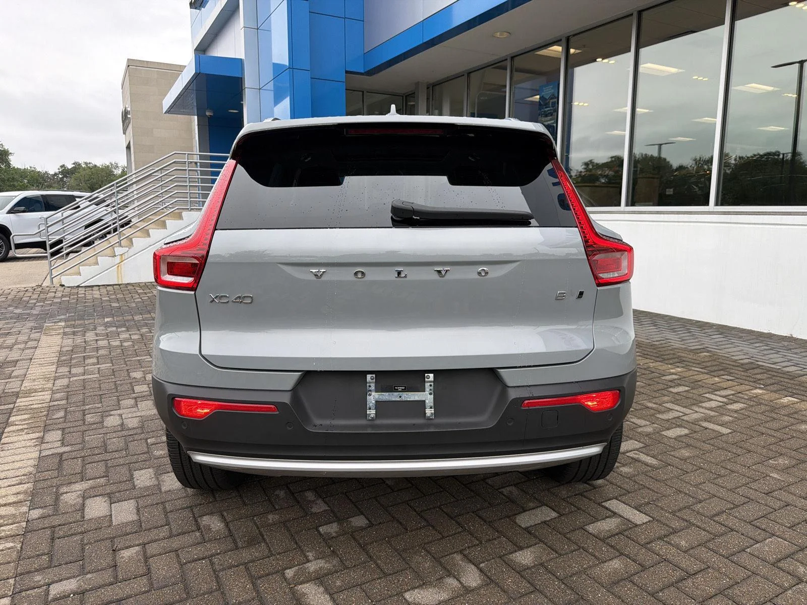 Used 2024 Vapor Grey Metallic Volvo Ultimate Bright Theme image 4