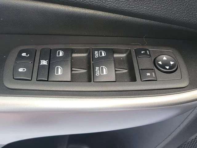 Used 2022 White Jeep Latitude Lux image 32