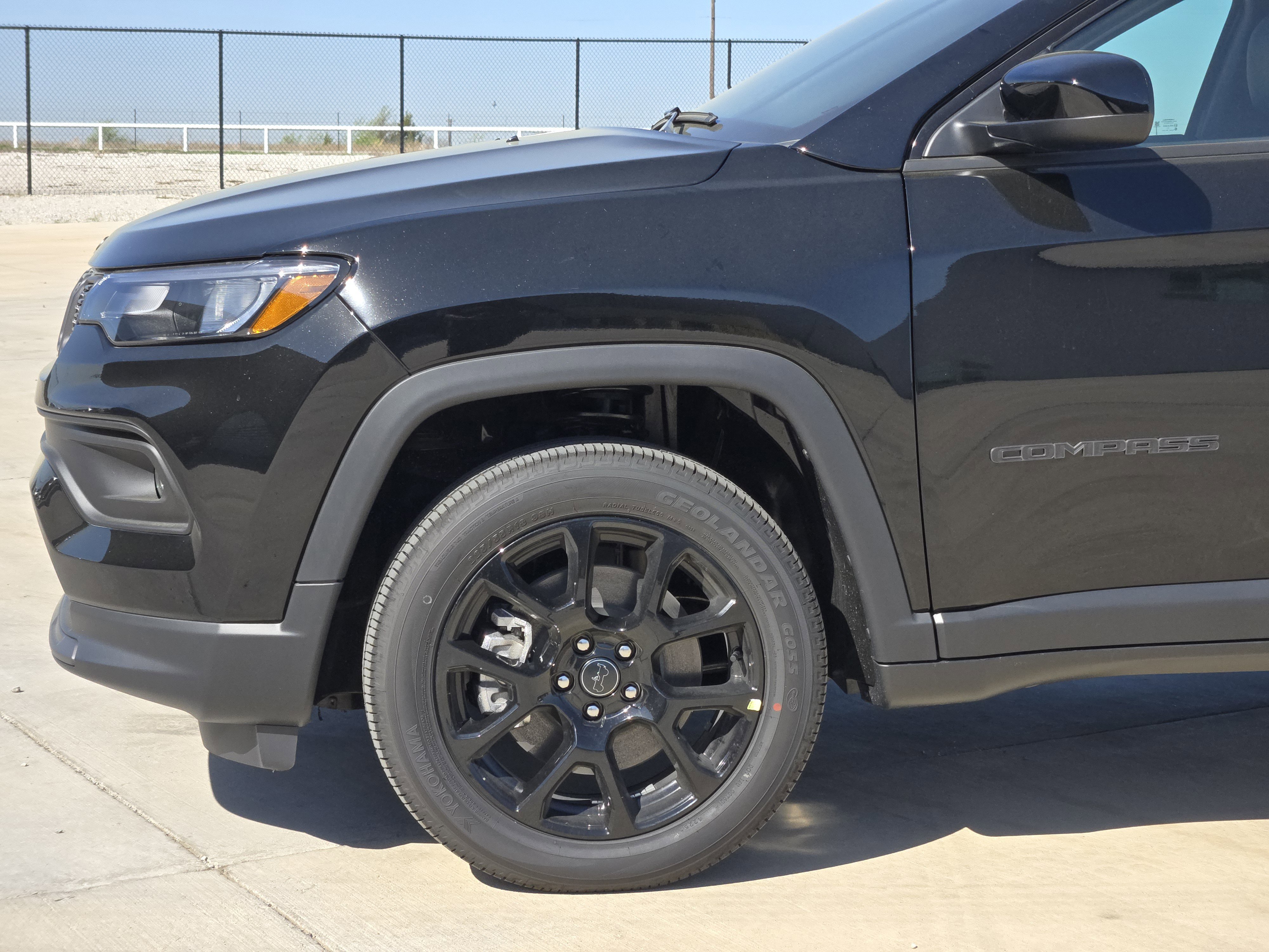 New 2026 Diamond Black Crystal Pearlcoat Jeep Latitude image 6