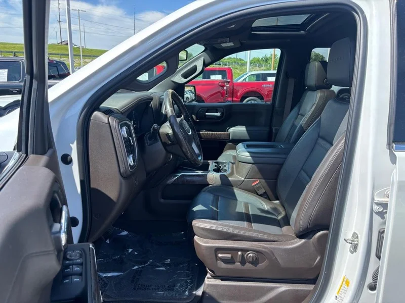 Used 2022 White Frost Tricoat GMC Denali image 9