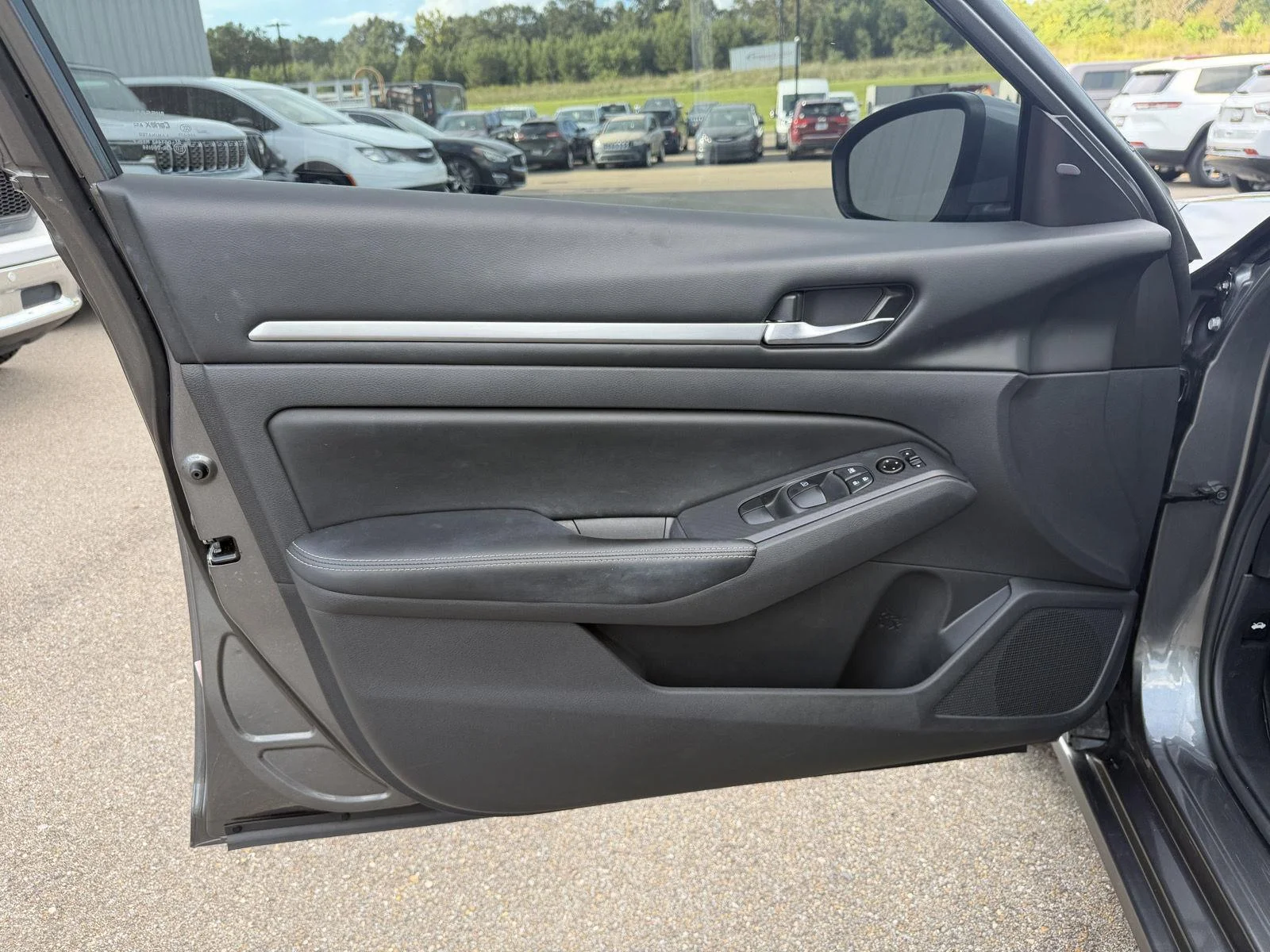 Used 2022 Gun Metallic Nissan 2.5 SV image 16