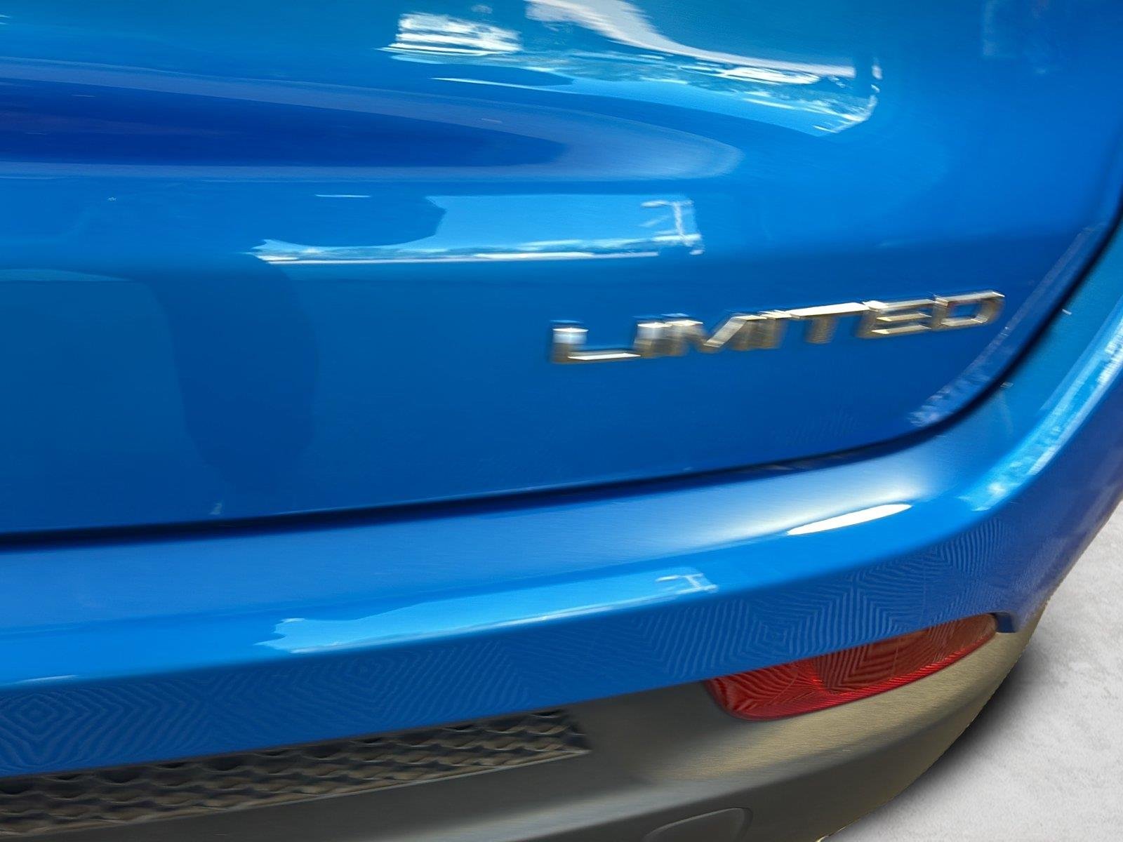 Used 2023 Laser Blue Pearlcoat Jeep Limited image 9