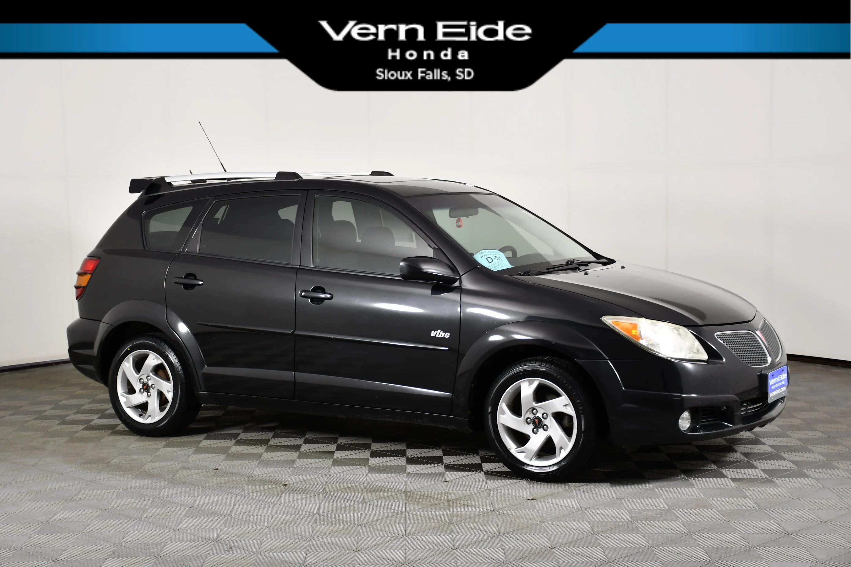 Used 2005 Abyss Black Pontiac Base image 1