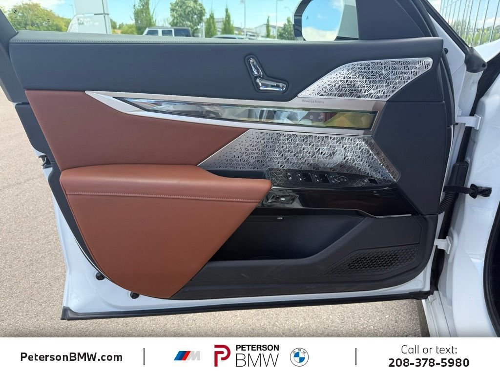 Used 2025 Mineral White Metallic BMW xDrive60 image 14