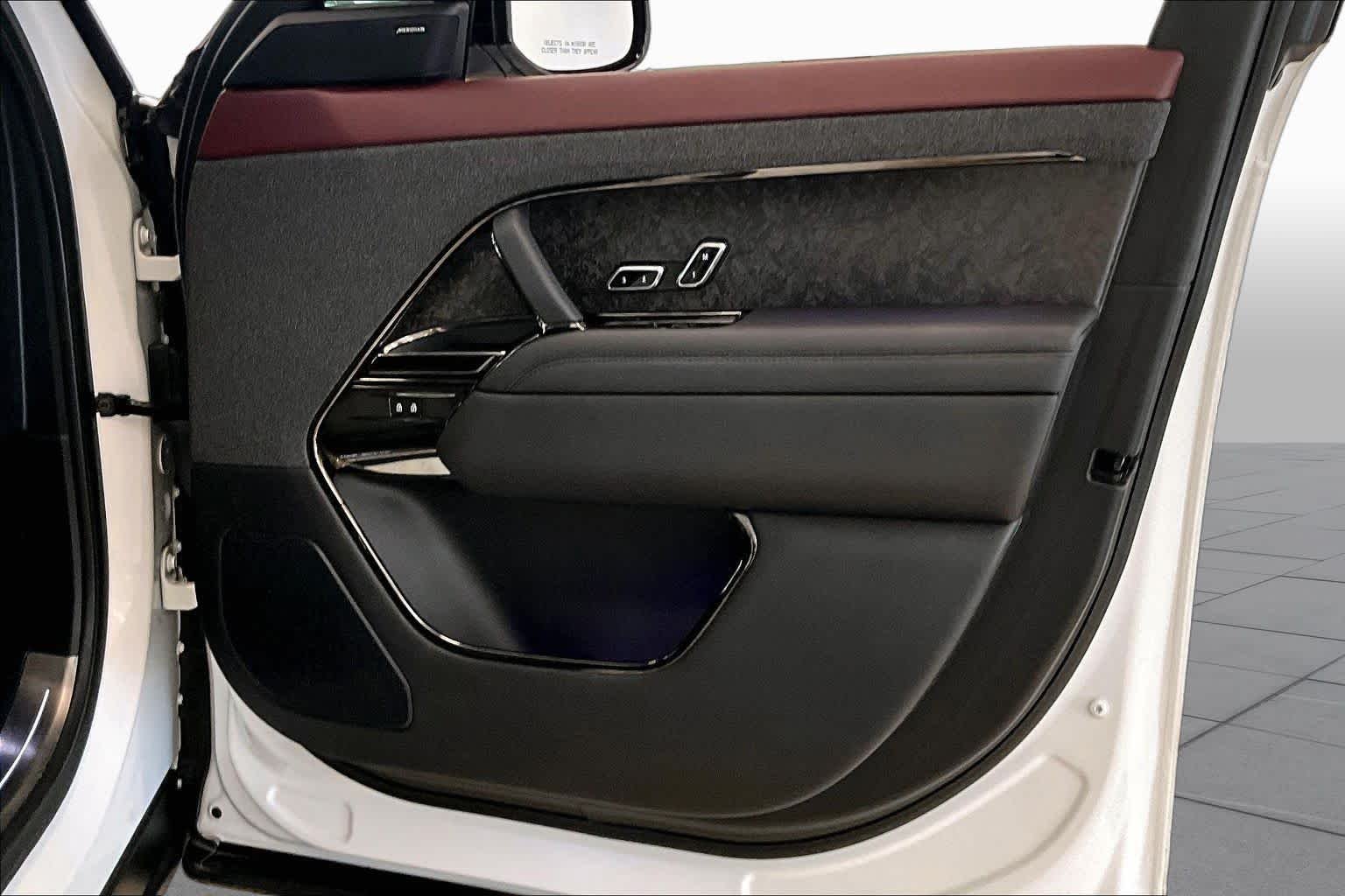 Used 2023 Fuji White Land Rover SE Dynamic image 21