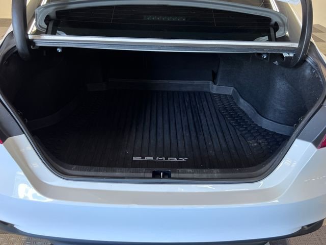 Used 2018 White Toyota LE image 5