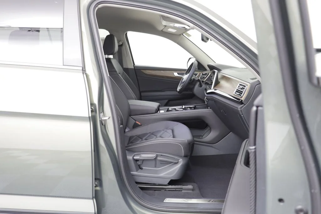 New 2026 Green Volkswagen 2.0T SE w/Technology image 19
