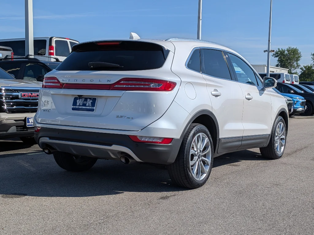 Used 2017 White Platinum Metallic Tri-Coat Lincoln Select image 3