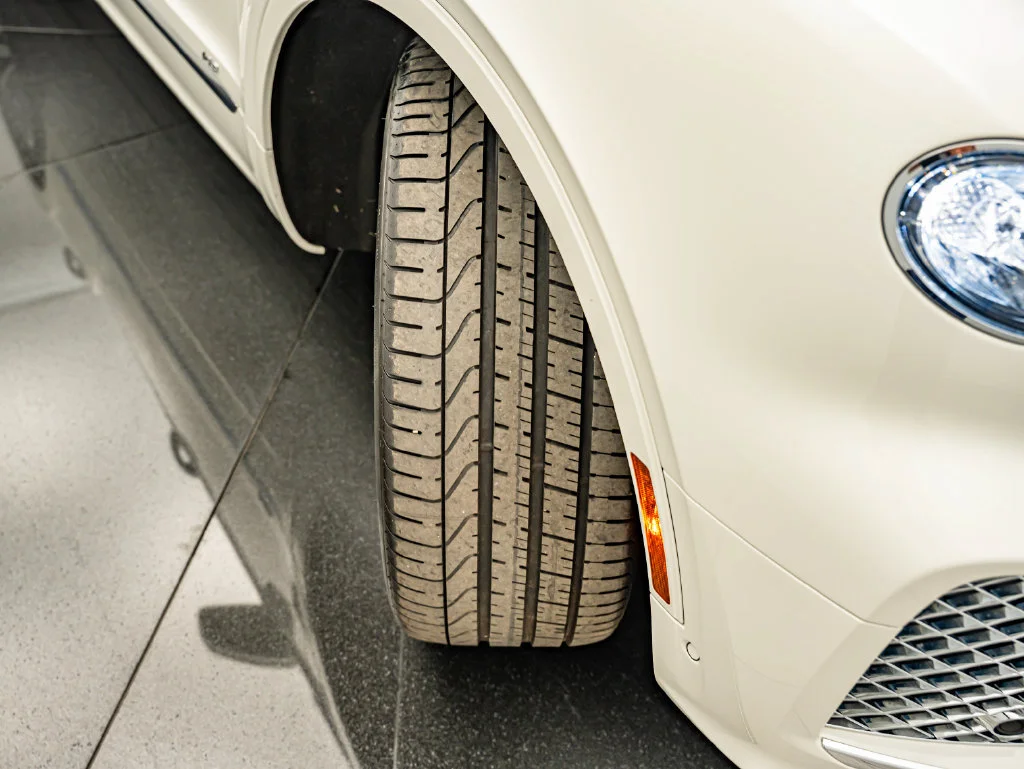 Used 2022 White Bentley V8 image 79