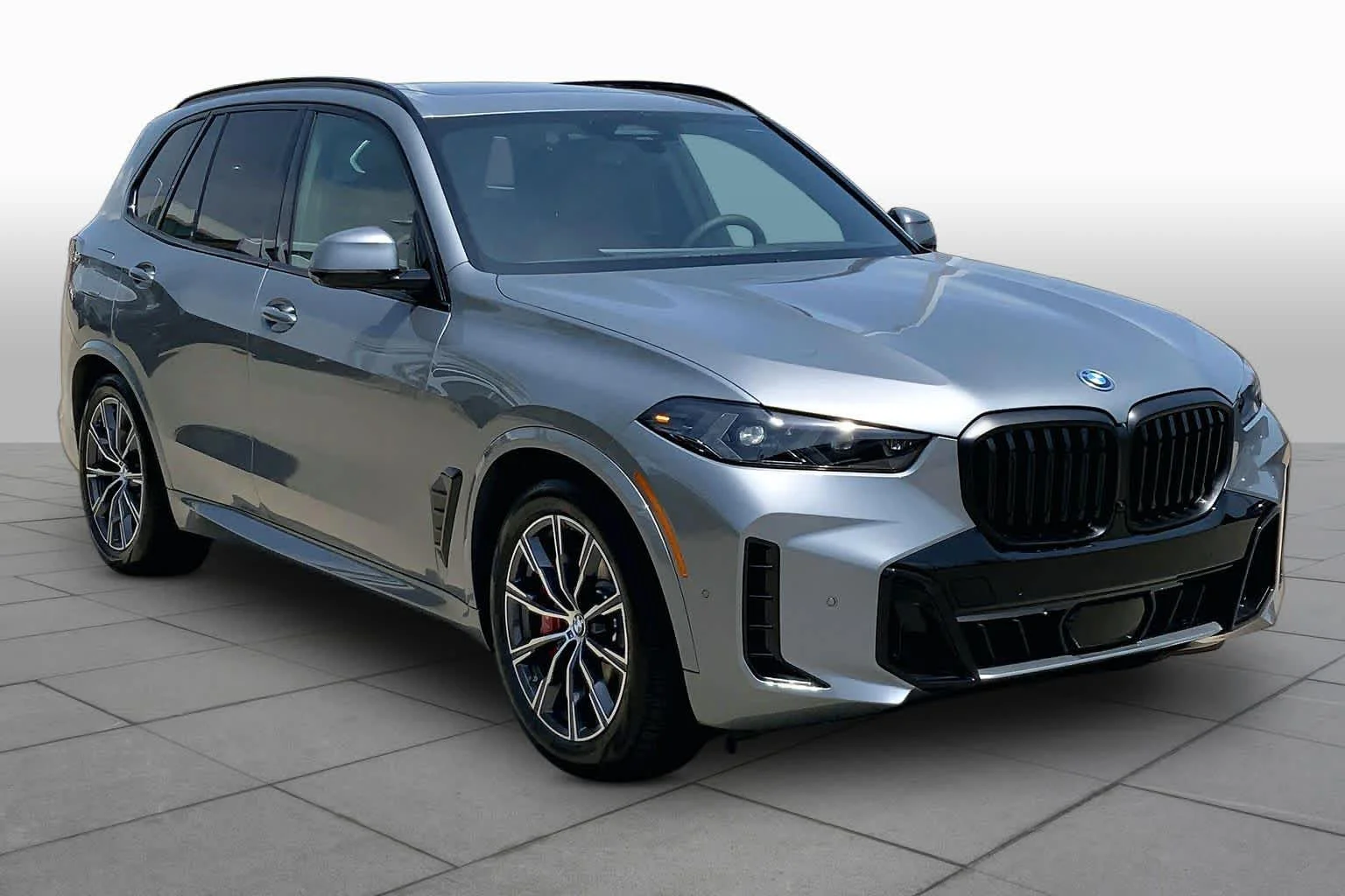 New 2026 Skyscraper Grey Metallic BMW xDrive50e image 2