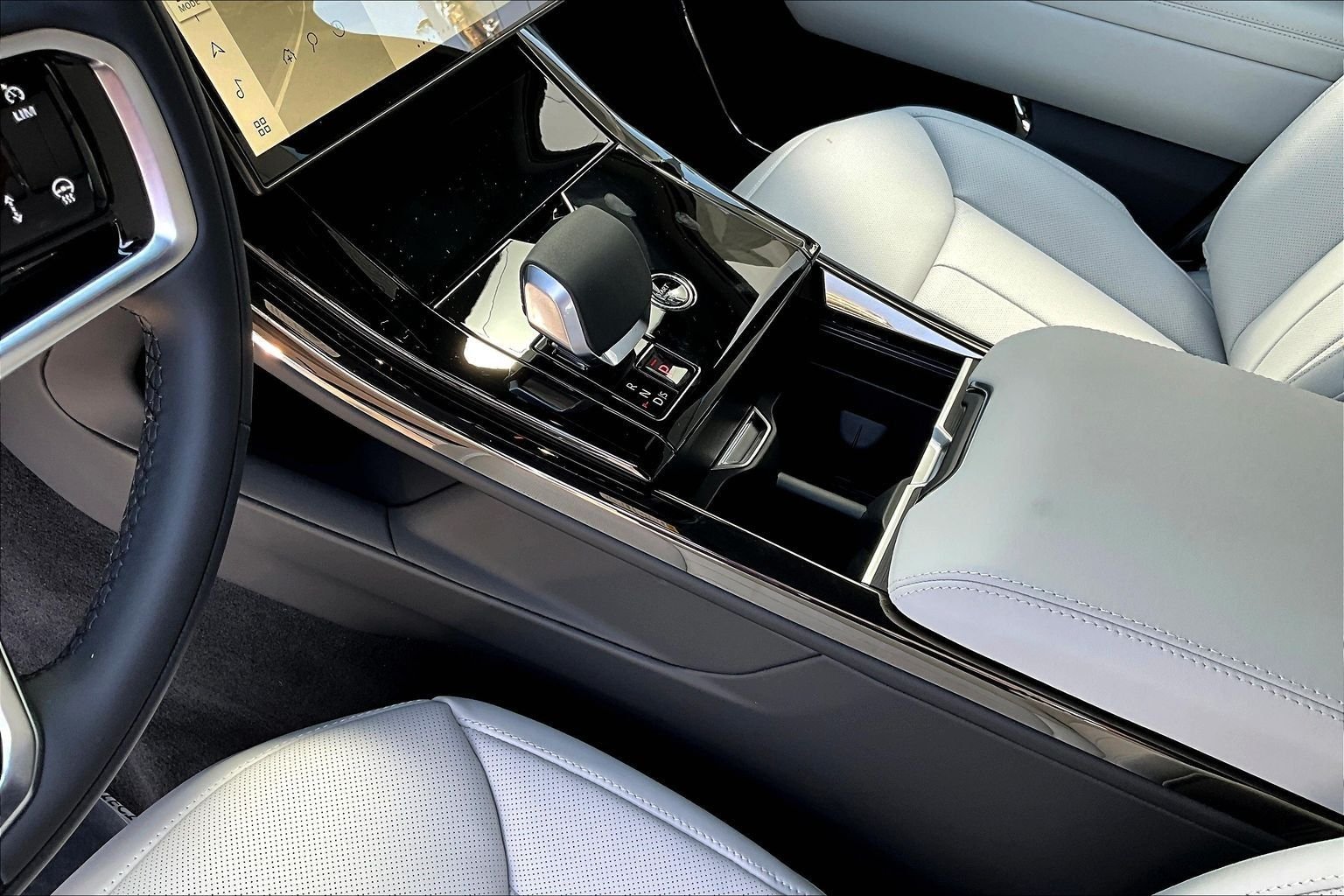 New 2026 Charente Grey Land Rover SE image 8