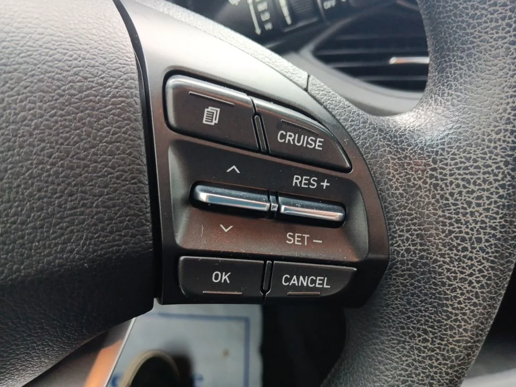 Used 2018 Electric Blue Metallic Hyundai Base image 17