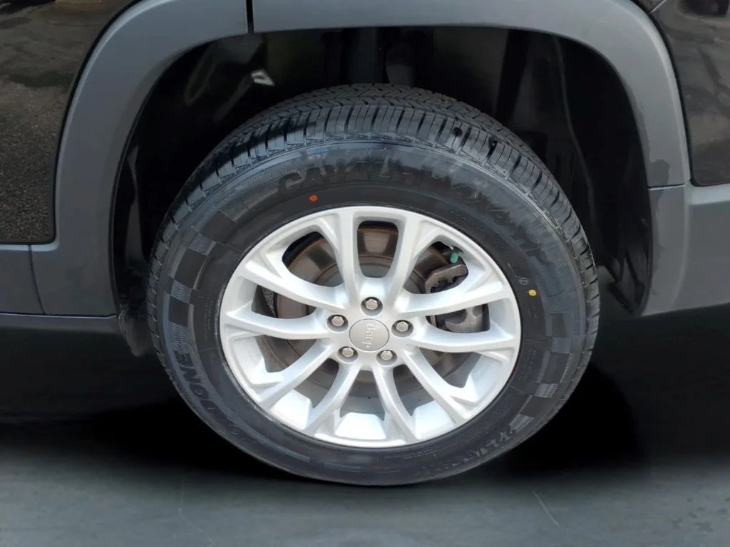 Used 2022 Black Jeep Latitude Lux image 10
