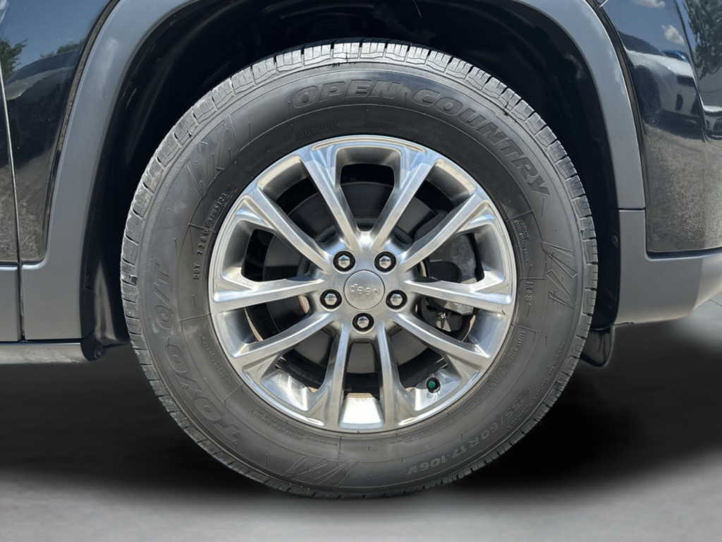 Used 2019 Black Jeep Latitude Plus image 39
