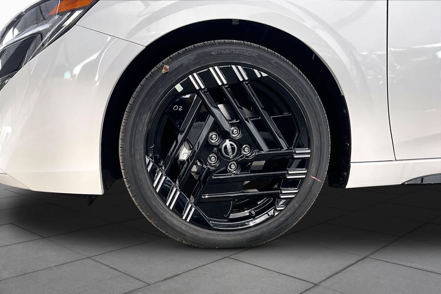 New 2026 Aspen White Tricoat/Super Black Nissan SR image 9