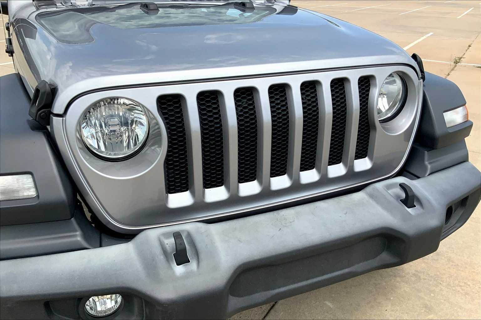 Used 2018 Billet Silver Metallic Clearcoat Jeep Sport S image 28