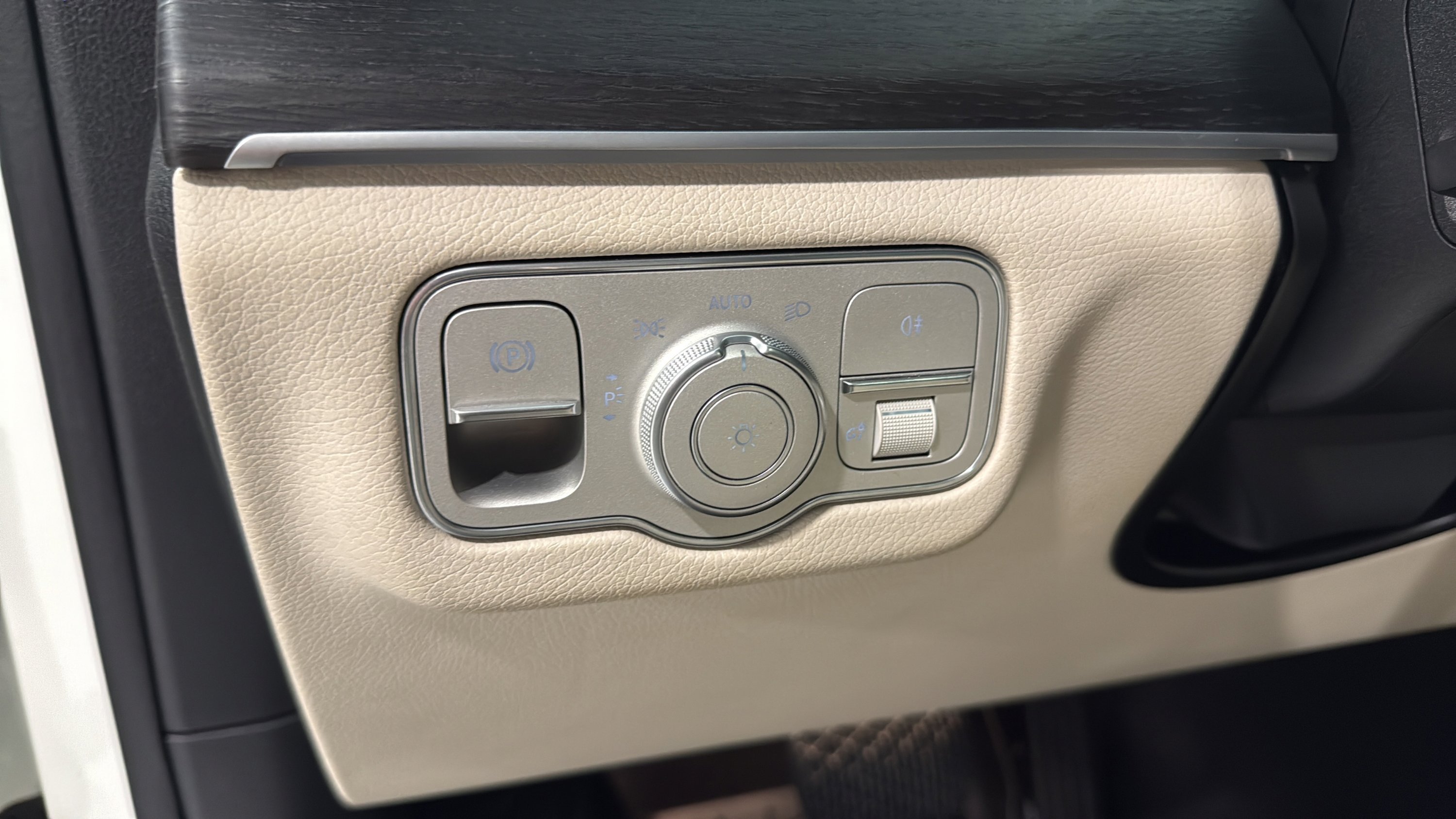 Certified Used 2023 MANUFAKTUR Diamond White Metallic Mercedes-Benz GLE 450 image 15