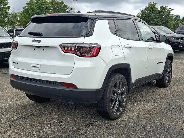 New 2026 Bright White Clear-Coat Exterior Paint Jeep Limited image 4