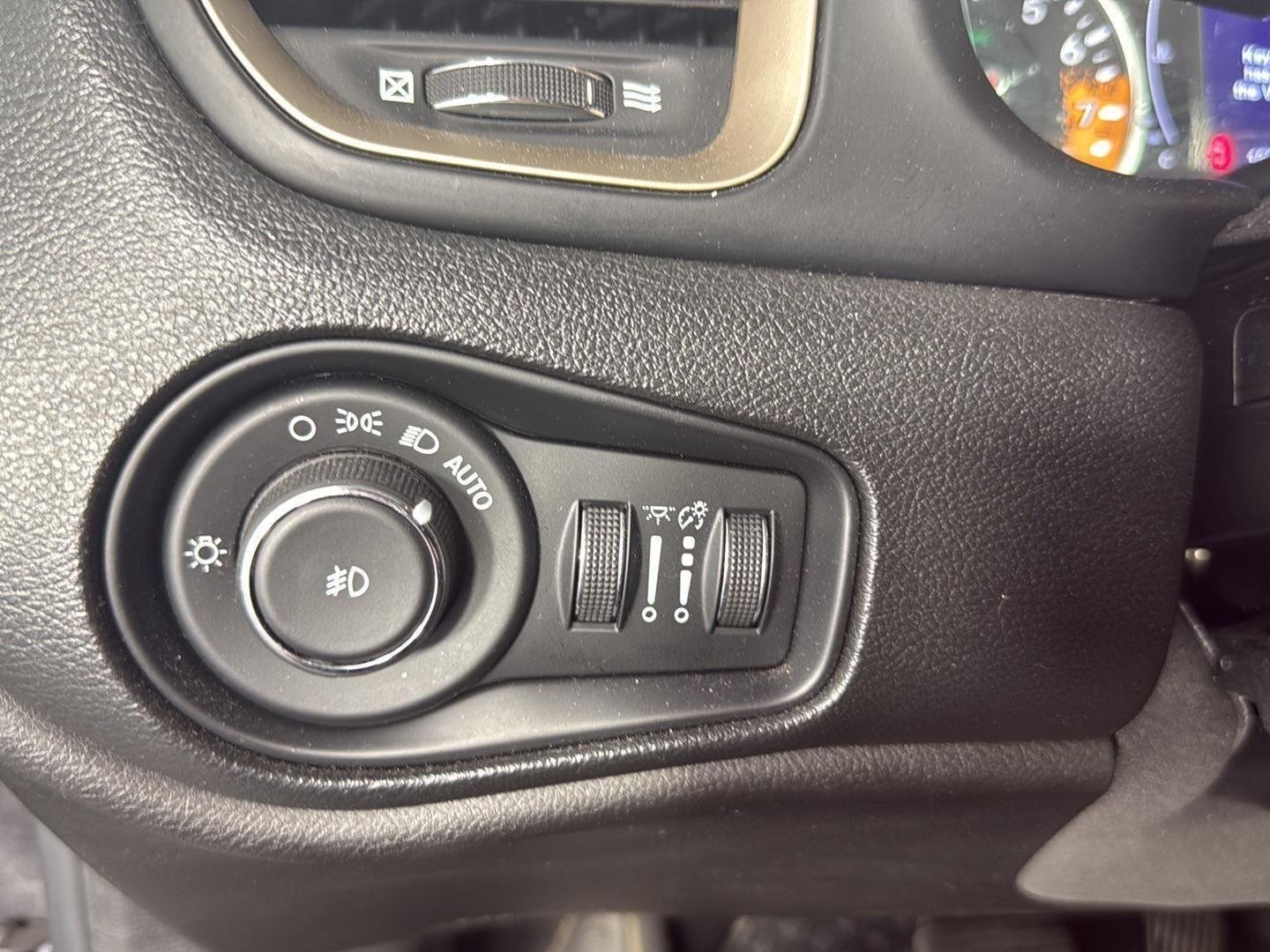 Used 2017 Granite Crystal Metallic Clearcoat Jeep Latitude image 12