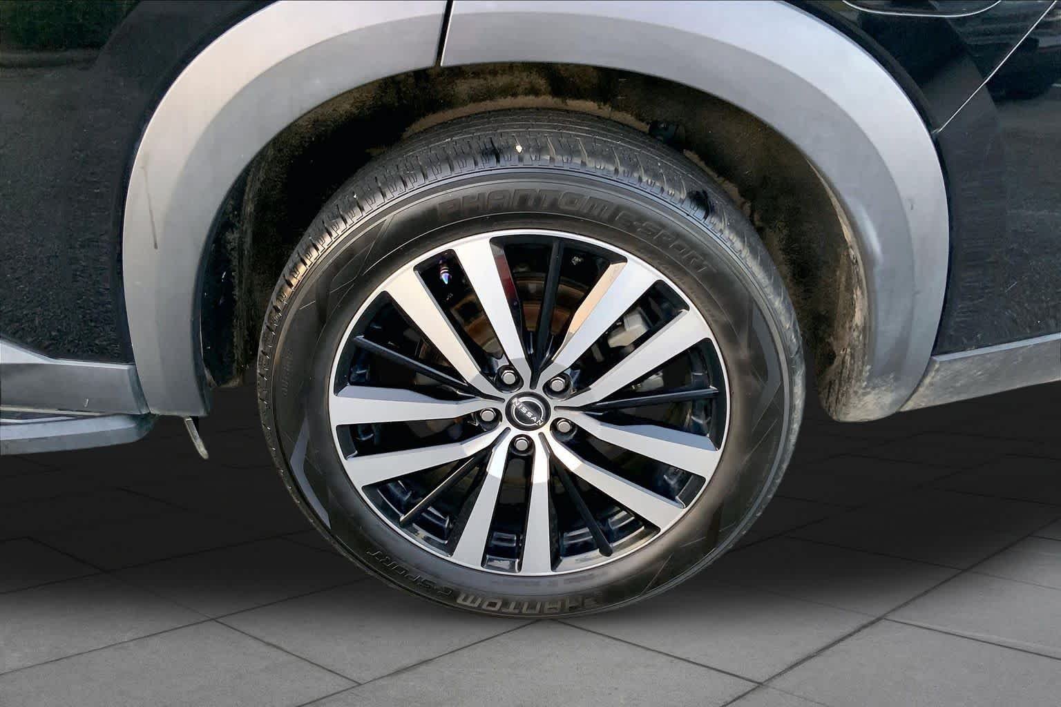 Used 2023 Super Black Nissan Platinum image 10