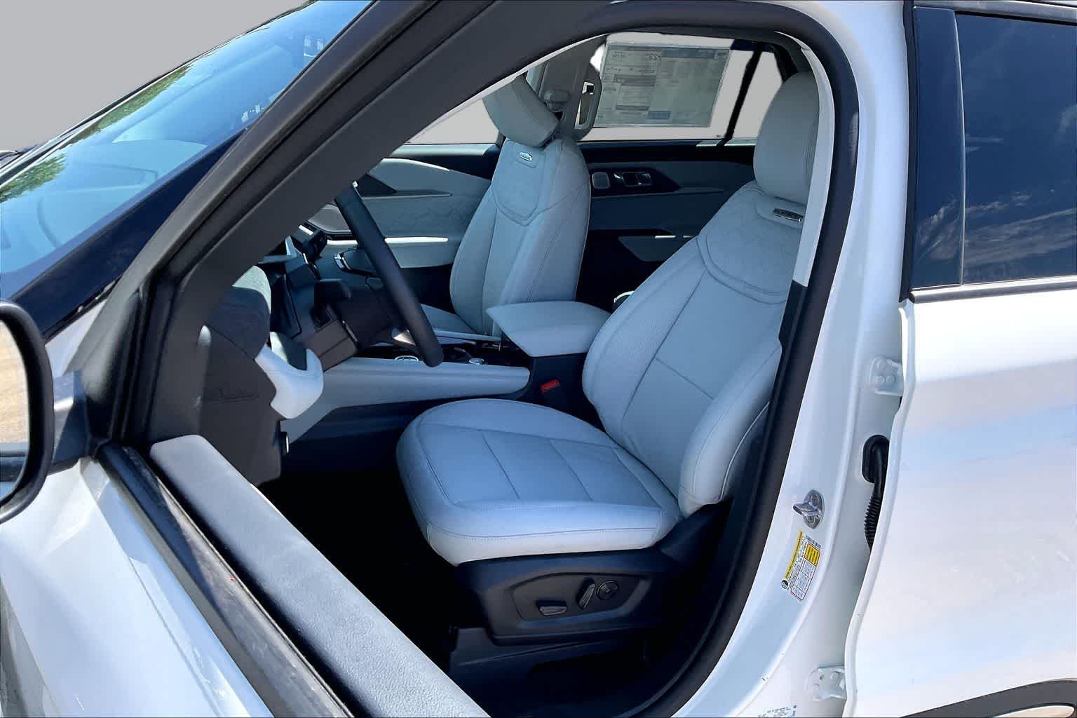 New 2026 Star White Metallic Tri-Coat Ford Platinum™ image 9