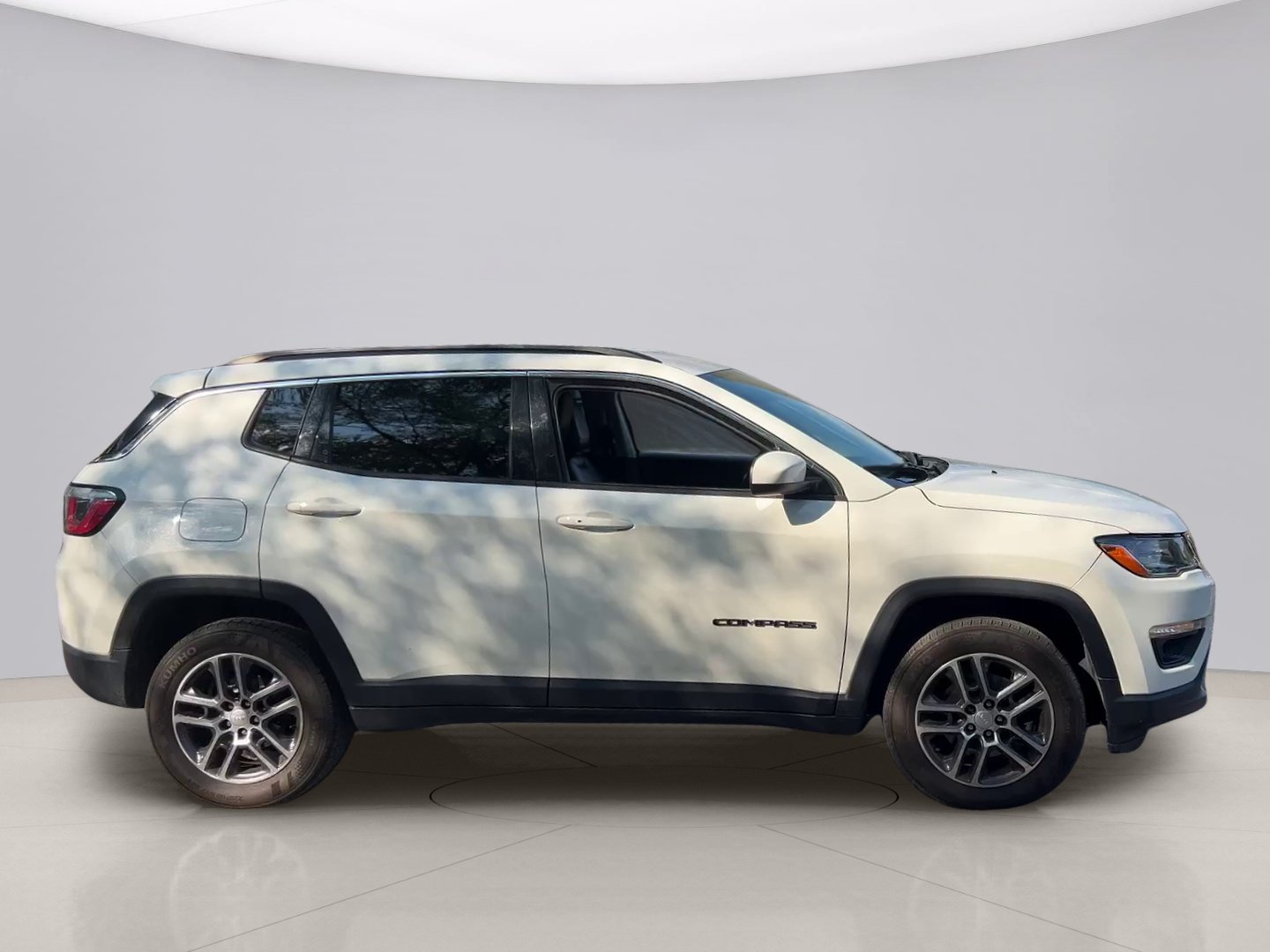 Used 2017 White Jeep LATITUDE image 4