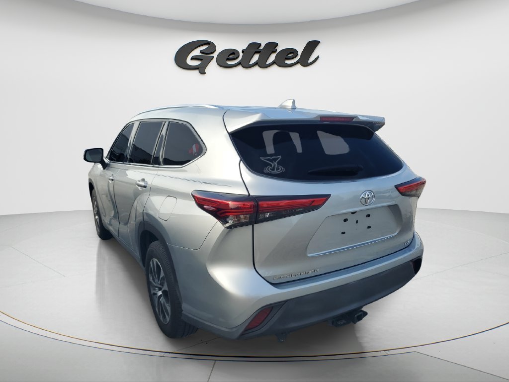 Used 2020 Silver Toyota XLE image 5