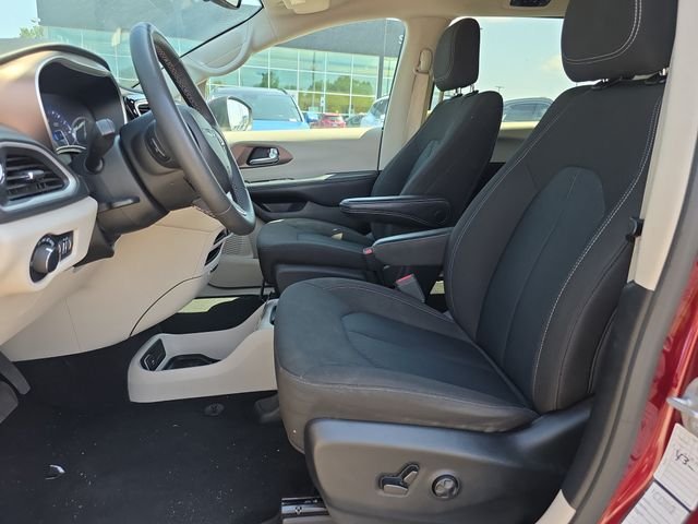 2023 Chrysler Voyager LX - Photo 10